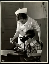 Verpleegster en een visueel gehandicapt meisje in de kliniek van de New York Association for the Blind, 114 East 60th Street, New York, 1934